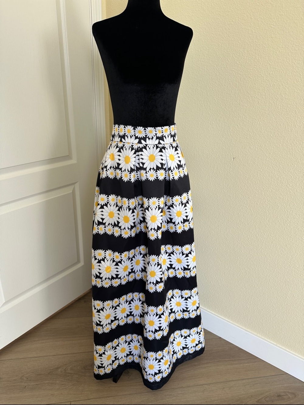 Daisy-Print Black Maxi Skirt with White and Yellow Flowers. Small